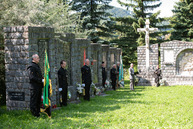 Zväčšiť fotografiu - Počas osláv nezabúdajú na tragicky zosnulých kolegov - TSK_Handlová-5