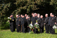 Zväčšiť fotografiu - Počas osláv nezabúdajú na tragicky zosnulých kolegov - TSK_Handlová-8