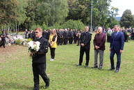 Pozdrav „zdar boh“ sa potichu vznášal nad hlavami všetkých, ktorí si na handlovský cintorín prišli uctiť pamiatku zosnulých baníkov - IMG_0022