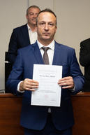Zväčšiť fotografiu - Predseda a poslanci obdržali osvedčenie o zvolení - 20221104_TN_TSK_osvedcenia_055w