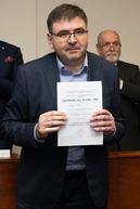 Zväčšiť fotografiu - Predseda a poslanci obdržali osvedčenie o zvolení - 20221104_TN_TSK_osvedcenia_059w