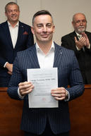 Zväčšiť fotografiu - Predseda a poslanci obdržali osvedčenie o zvolení - 20221104_TN_TSK_osvedcenia_085w