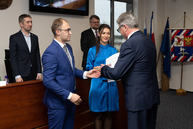 Zväčšiť fotografiu - Predseda a poslanci obdržali osvedčenie o zvolení - 20221104_TN_TSK_osvedcenia_094w