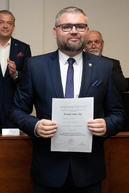 Zväčšiť fotografiu - Predseda a poslanci obdržali osvedčenie o zvolení - 20221104_TN_TSK_osvedcenia_107w