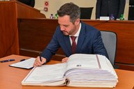 Zväčšiť fotografiu - Predseda a poslanci zložili sľuby, známe sú aj mená podpredsedov - DSC_7420
