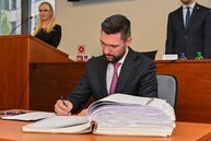 Zväčšiť fotografiu - Predseda a poslanci zložili sľuby, známe sú aj mená podpredsedov - DSC_7657