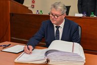 Zväčšiť fotografiu - Predseda a poslanci zložili sľuby, známe sú aj mená podpredsedov - DSC_7704