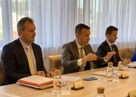 Zväčšiť fotografiu - Predstavitelia krajov sa stretli s novým ministrom - sk8 s ministrom skolstva 3