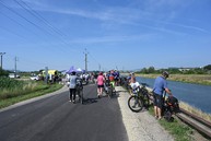 Zväčšiť fotografiu - Prejazd jazerami i po výnimočne dlhom gabiónovom múre, taký je nový úsek vážskej cyklomagistrály