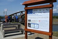 Zväčšiť fotografiu - Prejazd jazerami i po výnimočne dlhom gabiónovom múre, taký je nový úsek vážskej cyklomagistrály