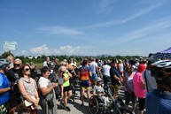 Zväčšiť fotografiu - Prejazd jazerami i po výnimočne dlhom gabiónovom múre, taký je nový úsek vážskej cyklomagistrály