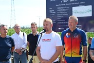 Zväčšiť fotografiu - Prejazd jazerami i po výnimočne dlhom gabiónovom múre, taký je nový úsek vážskej cyklomagistrály