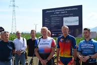 Zväčšiť fotografiu - Prejazd jazerami i po výnimočne dlhom gabiónovom múre, taký je nový úsek vážskej cyklomagistrály