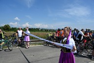 Zväčšiť fotografiu - Prejazd jazerami i po výnimočne dlhom gabiónovom múre, taký je nový úsek vážskej cyklomagistrály