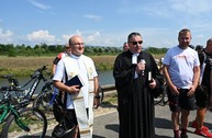 Zväčšiť fotografiu - Prejazd jazerami i po výnimočne dlhom gabiónovom múre, taký je nový úsek vážskej cyklomagistrály