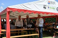 Zväčšiť fotografiu - Prejazd jazerami i po výnimočne dlhom gabiónovom múre, taký je nový úsek vážskej cyklomagistrály