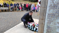 Zväčšiť fotografiu - Pri obnovenom pamätníku v trenčianskych tepliciach vzdali úctu hrdinom - IMG_20211027_160724_1
