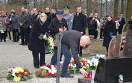 Pripomenuli si 9. výročie tragickej udalosti vo vojenskom opravárenskom podniku v novákoch - 2_resize