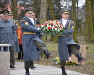 Pripomenuli si 9. výročie tragickej udalosti vo vojenskom opravárenskom podniku v novákoch - 3_resize