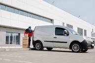 Zväčšiť fotografiu - Projekt life ip by mal priniesť čistejšie ovzdušie v kraji - delivery-man-with-boxes-next-to-a-white-van-4391470