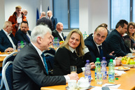Zväčšiť fotografiu - Prvá výjazdová vláda rokovala v trenčíne, uvoľnené boli financie pre samosprávy - TSK_vyjazdove_gastro_hokejovka_mini (2 of 102)