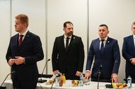 Zväčšiť fotografiu - Prvá výjazdová vláda rokovala v trenčíne, uvoľnené boli financie pre samosprávy - TSK_vyjazdove_gastro_hokejovka_mini (44 of 102)