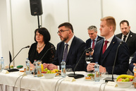 Zväčšiť fotografiu - Prvá výjazdová vláda rokovala v trenčíne, uvoľnené boli financie pre samosprávy - TSK_vyjazdove_gastro_hokejovka_mini (65 of 102)