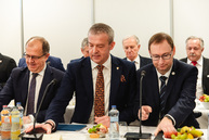 Zväčšiť fotografiu - Prvá výjazdová vláda rokovala v trenčíne, uvoľnené boli financie pre samosprávy - TSK_vyjazdove_gastro_hokejovka_mini (66 of 102)