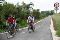 Prvých 13,4 km vážskej cyklotrasy dnes župa odovzdala verejnosti. niektorí cyklisti to označujú za udalosť roka. - 20180525_HORNA_STREDA_cyklotrasa_093w