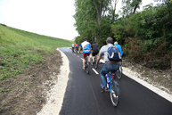 Prvých 13,4 km vážskej cyklotrasy dnes župa odovzdala verejnosti. niektorí cyklisti to označujú za udalosť roka. - 20180525_HORNA_STREDA_cyklotrasa_097w