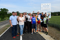 Prvých 13,4 km vážskej cyklotrasy dnes župa odovzdala verejnosti. niektorí cyklisti to označujú za udalosť roka. - 20180525_HORNA_STREDA_cyklotrasa_167w