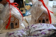 Zväčšiť fotografiu - Remeselné vianočné trhy na trenčianskej župe spájajú sviatočnú atmosféru s dobročinnosťou