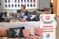 Zväčšiť fotografiu - Remeselné vianočné trhy na trenčianskej župe spájajú sviatočnú atmosféru s dobročinnosťou