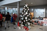 Zväčšiť fotografiu - Remeselné vianočné trhy na trenčianskej župe spájajú sviatočnú atmosféru s dobročinnosťou