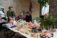 Zväčšiť fotografiu - Remeselné vianočné trhy na trenčianskej župe spájajú sviatočnú atmosféru s dobročinnosťou