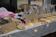 Zväčšiť fotografiu - Remeselné vianočné trhy na trenčianskej župe spájajú sviatočnú atmosféru s dobročinnosťou