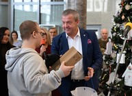 Zväčšiť fotografiu - Remeselné vianočné trhy na trenčianskej župe spájajú sviatočnú atmosféru s dobročinnosťou