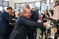 Zväčšiť fotografiu - Remeselné vianočné trhy na trenčianskej župe spájajú sviatočnú atmosféru s dobročinnosťou