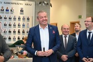 Zväčšiť fotografiu - Remeselné vianočné trhy na trenčianskej župe spájajú sviatočnú atmosféru s dobročinnosťou