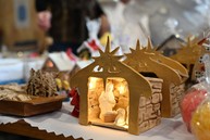 Zväčšiť fotografiu - Remeselné vianočné trhy na trenčianskej župe spájajú sviatočnú atmosféru s dobročinnosťou