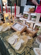 Zväčšiť fotografiu - Remeselné vianočné trhy na trenčianskej župe spájajú sviatočnú atmosféru s dobročinnosťou