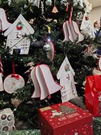 Zväčšiť fotografiu - Remeselné vianočné trhy na trenčianskej župe spájajú sviatočnú atmosféru s dobročinnosťou