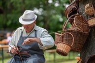 Zväčšiť fotografiu - Remeslo našich predkov – v prievidzi sa koná kurz tradičného košikárstva.