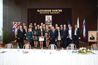 Zväčšiť fotografiu - Rodná obec nezabúda na odkaz politika s ľudskou tvárou, pripomína ho cez novú publikáciu - slavnostne zasadnutie zastupitelstva dubcek august 2021
