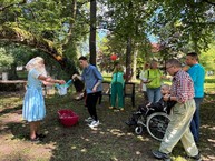 Zväčšiť fotografiu - Rozprávkový les v zemianskom podhradí spojil zariadenia sociálnych služieb