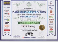 S medailami pre púchovskú soš obchodu a služieb sa v hlavnom meste roztrhlo vrece - Sken_20190131