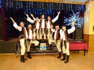 Zväčšiť fotografiu - Šatníky folkloristov doplnia nové kroje i hudobné vybavenie - FS-Úsmev-muži