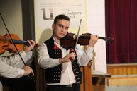 Zväčšiť fotografiu - Sobota v hornej breznici a uhrovci v znamení fašiangov, v poluvsí dominoval spev - IMG_0356
