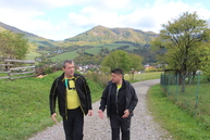 Sobotné slnečné lúče podnietili v košeckom podhradí na výstup na hrad košeca deti aj dospelých - IMG_3157