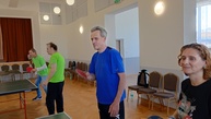 Zväčšiť fotografiu - Športové zápolenie a dobrá nálada na stolnotenisovom turnaji sociálnych zariadení